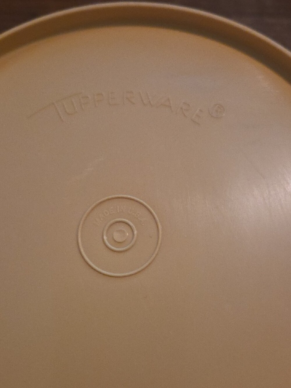 VTG Tupperware Yellow salad Bowl with Lid - Picture 3 of 6